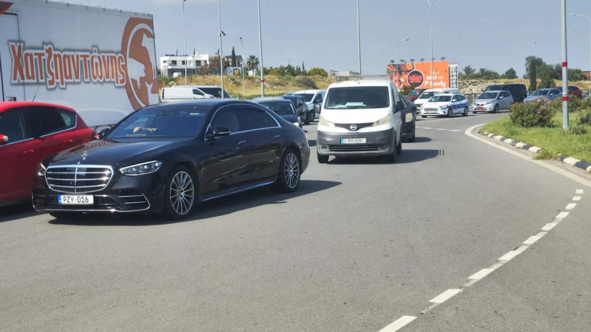 Rizoelia kavşağı kapalı: Polis sürücüleri alternatif güzergahlara yönlendiriyor