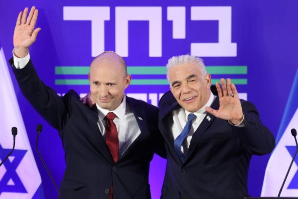 İsrail'in eski başbakanları Bennett ve Lapid seçimler öncesinde partilerini birleştirdi