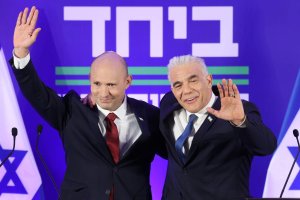 İsrail'in eski başbakanları Bennett ve Lapid seçimler öncesinde partilerini birleştirdi