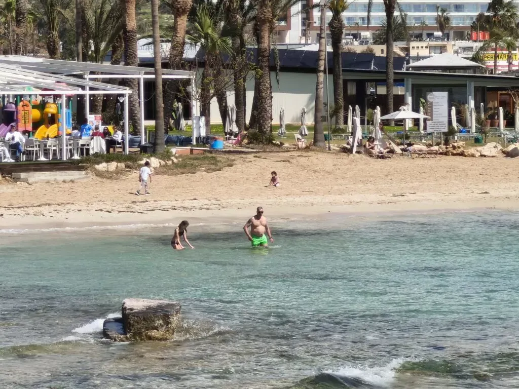 Ayia Napa'da Güneş, Limasol ve Baf'ta Sağanak Yağış