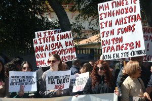 Meclis Önünde Haciz Yasasına Karşı Protesto Gösterisi