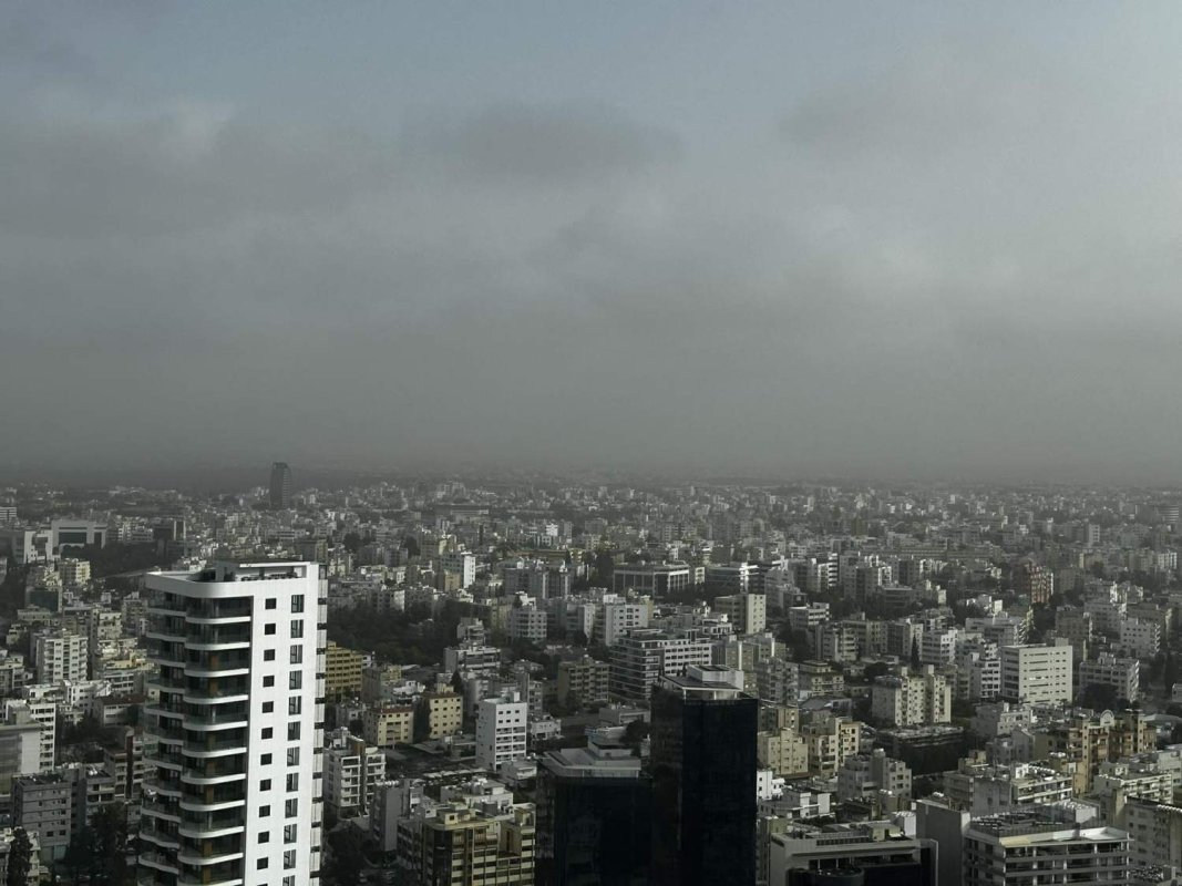 Toz fırtınası nedeniyle okullar son ders gününde öğrencileri içeride tuttu