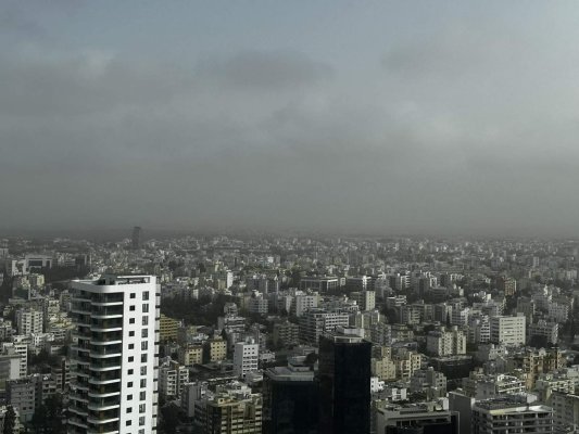Toz fırtınası nedeniyle okullar son ders gününde öğrencileri içeride tuttu