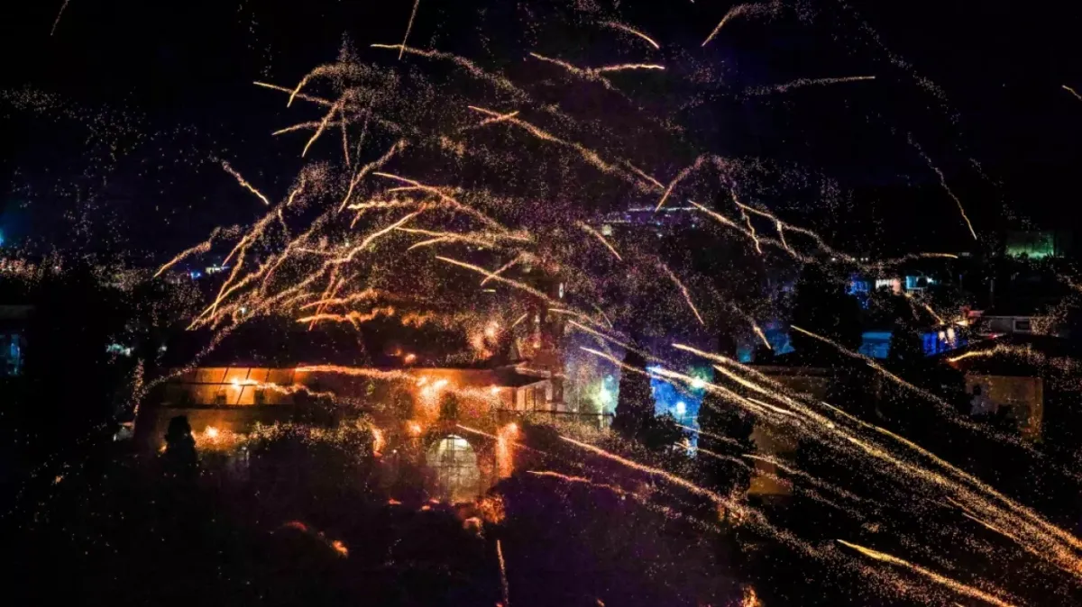 Sakız Adası'nda Tarihi 'Roket Savaşı' Geleneği Binlerce Roketle Gökyüzünü Aydınlattı