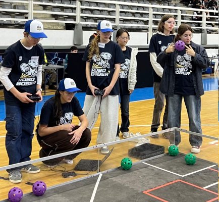 Baf'taki okul Kıbrıs'ın ilk ulusal robotik şampiyonluğunu kazandı, Houston'daki dünya şampiyonasına katılacak