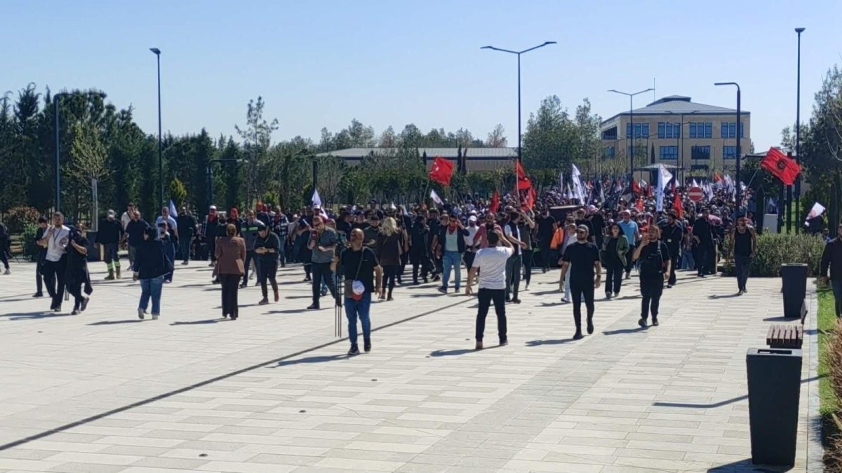 KKTC'de Hayat Pahalılığı Ödeneği Kararnamesi Geri Çekildi, Protestolar Meclis Önünde Devam Ediyor