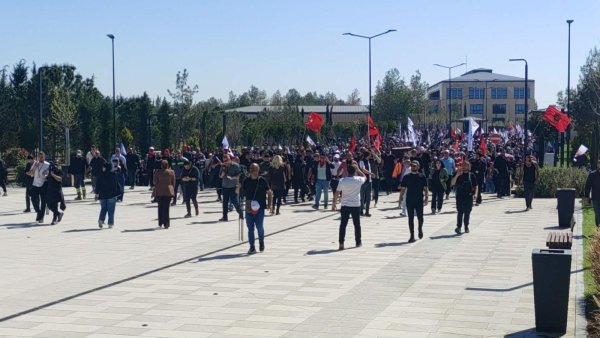 KKTC'de Hayat Pahalılığı Ödeneği Kararnamesi Geri Çekildi, Protestolar Meclis Önünde Devam Ediyor