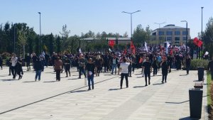 KKTC'de Hayat Pahalılığı Ödeneği Kararnamesi Geri Çekildi, Protestolar Meclis Önünde Devam Ediyor