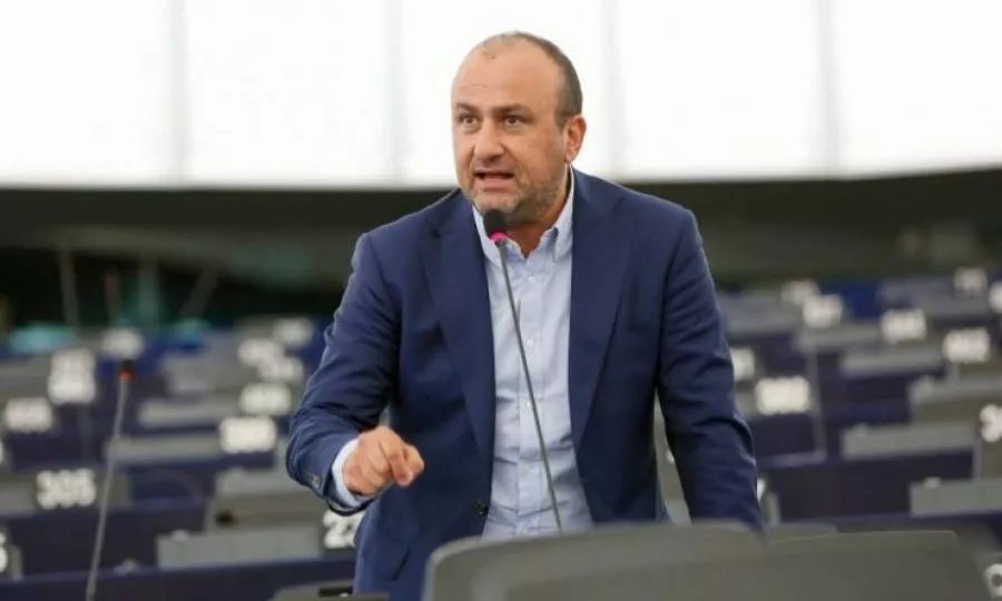 Yolsuzluk iddiaları nedeniyle Alma hareketi Papadakis'i aday listesinden çıkardı