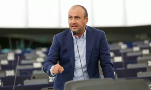 Yolsuzluk iddiaları nedeniyle Alma hareketi Papadakis'i aday listesinden çıkardı