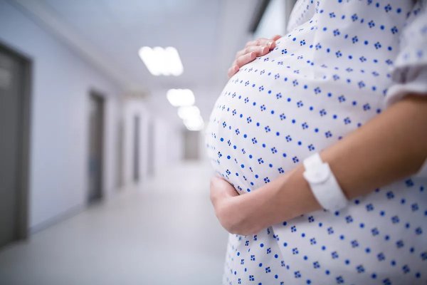 Limasol'da ağrı şikayetiyle hastaneye kaldırılan 14 yaşındaki kızın hamile olduğu ortaya çıktı: 19 yaşındaki şüpheli tutuklandı