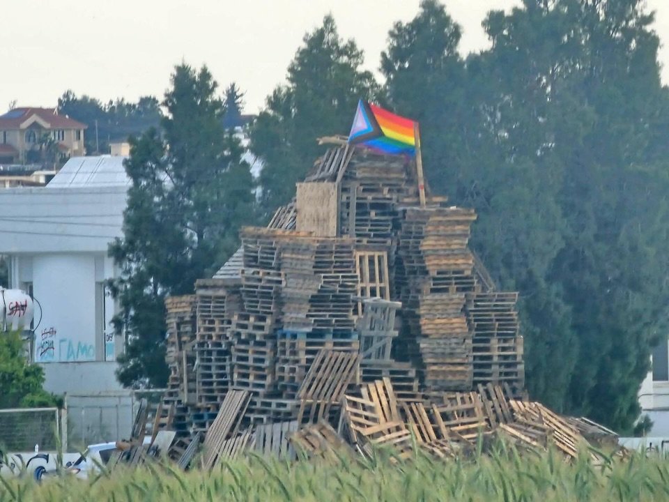 Accept, Paskalya ateşlerinde LGBTİ+ bayraklarının yakılmasını "nefret okulu" olarak kınadı