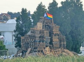 Accept, Paskalya ateşlerinde LGBTİ+ bayraklarının yakılmasını "nefret okulu" olarak kınadı