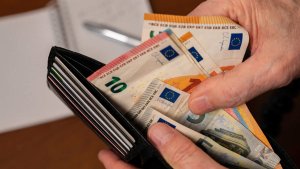 Enflasyon Avrupa'da Asgari Ücretleri Sessizce Eritirken Kıbrıs Reel Büyümede Zirveye Çıktı