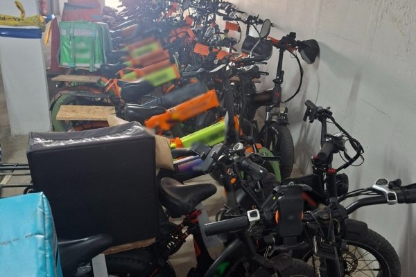 Kıbrıs'ta Elektrikli Bisiklet Operasyonlarına 'Ulaşım Irkçılığı' Suçlaması