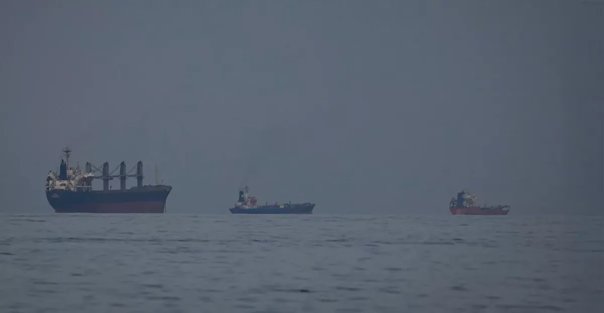 İran gemileri Hürmüz Boğazı'ndan uzak tutmaya çalışırken Trump kriz toplantısı düzenledi