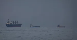 İran gemileri Hürmüz Boğazı'ndan uzak tutmaya çalışırken Trump kriz toplantısı düzenledi