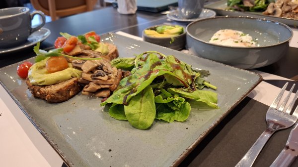 Restoran İncelemesi: Larnaka'da Sade Ama Başarılı Bir Gün Boyu Mekan