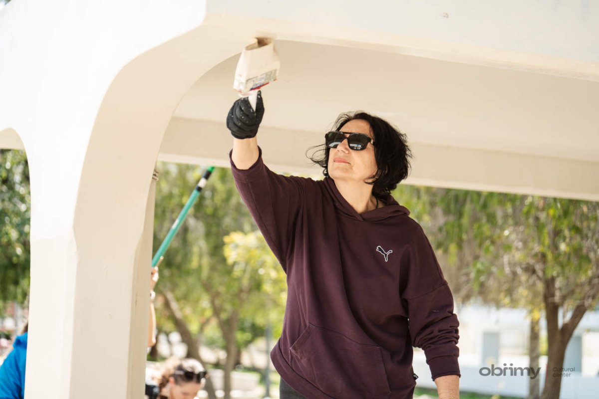 Larnaka'daki Odesa Parkı, Ukraynalı gönüllüler tarafından yenilendi