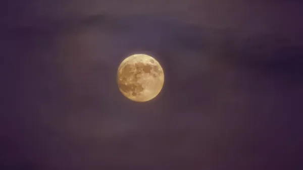 Bu geceki pembe dolunay uykunuzu kaçırabilir: Bilim ne diyor?