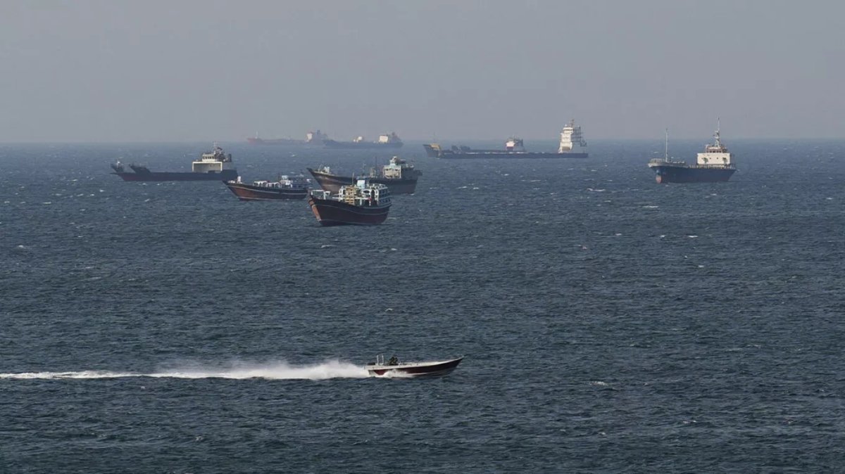 İran Hürmüz Boğazı'nda iki gemiyi ele geçirdi, ateşkes belirsizliğini koruyor