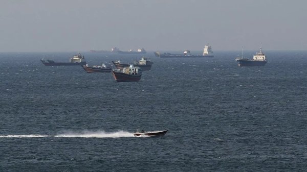 İran Hürmüz Boğazı'nda iki gemiyi ele geçirdi, ateşkes belirsizliğini koruyor