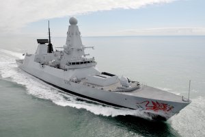 İngiliz Destroyeri HMS Dragon Bakım İçin Limana Yanaştı