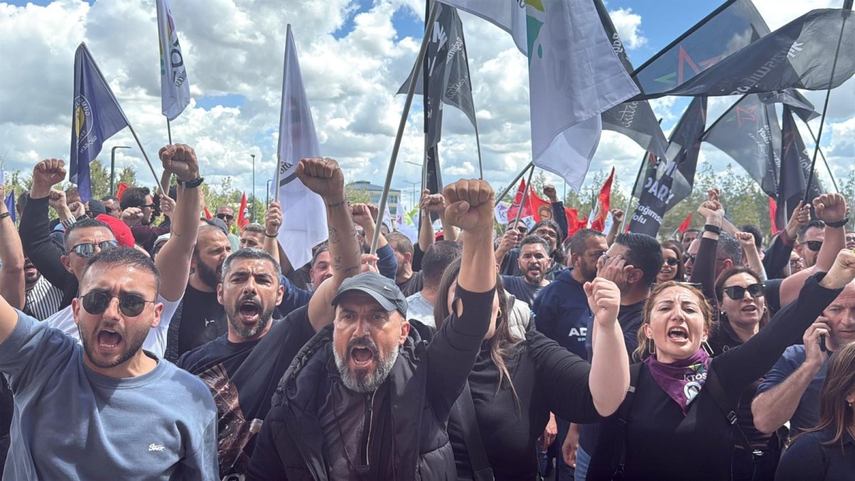 Binlerce Kıbrıslı Türk Hayat Pahalılığı Kesintisini Protesto Etti