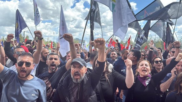 Binlerce Kıbrıslı Türk Hayat Pahalılığı Kesintisini Protesto Etti