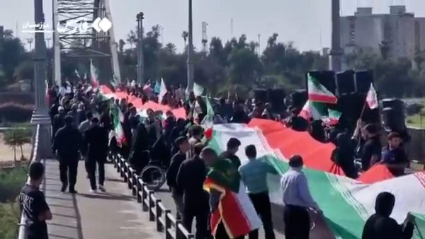 İranlılar Trump'ın tehditlerine karşı enerji santralleri etrafında insan zinciri oluşturdu