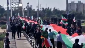 İranlılar Trump'ın tehditlerine karşı enerji santralleri etrafında insan zinciri oluşturdu