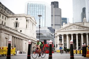 Ortadoğu Savaşı Nedeniyle İngiltere Öğrenci Kredisi Faizlerine Tavan Getiriyor