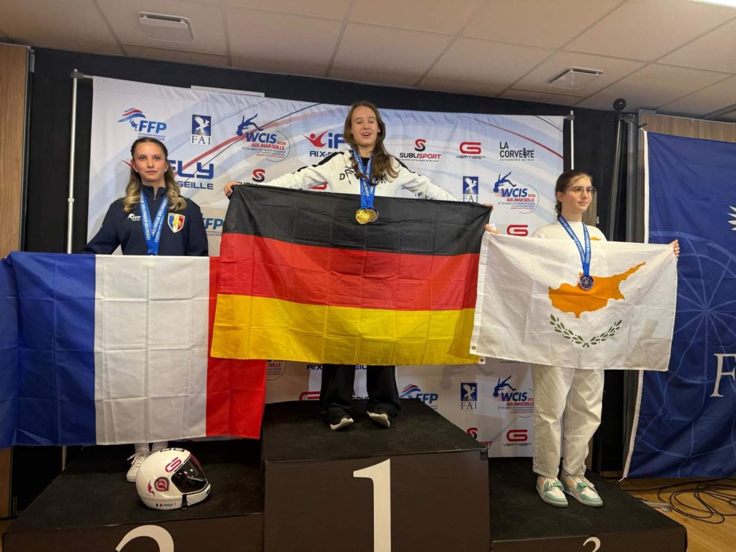 Kıbrıslı 14 yaşındaki sporcu Avrupa Kapalı Alan Skydiving Şampiyonası'nda tarihi bronz madalya kazandı