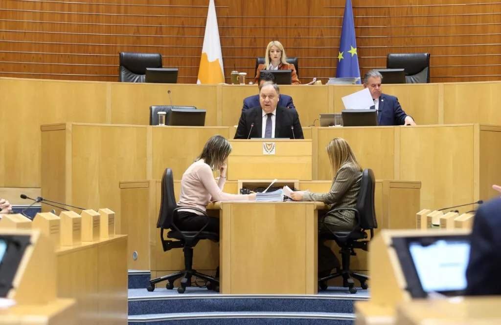 Kıbrıs Meclisi Başkan Seçiminde İki Turlu Sistemi ve Komisyon Oturumlarının Canlı Yayınını Onayladı