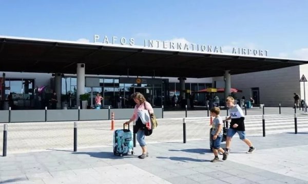 Turizmdeki düşüşe rağmen Baf Havalimanı'nda hareketlilik sürüyor