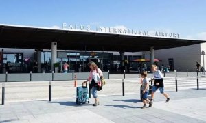 Turizmdeki düşüşe rağmen Baf Havalimanı'nda hareketlilik sürüyor