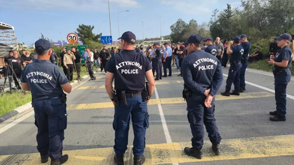 Hayvancıların protestosunu yönetemeyen polise eleştiri yağdı