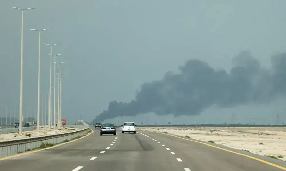 İran Saldırısının Ardından Bahreyn'de Petrol Depolama Tesisinde Yangın Çıktı
