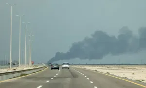 İran Saldırısının Ardından Bahreyn'de Petrol Depolama Tesisinde Yangın Çıktı