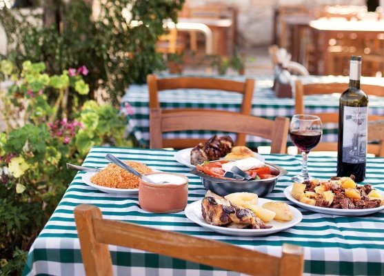 Güney Kıbrıs'ta bar ve restoranlara yeni kurallar: Yasa yürürlüğe girmeden Anayasa Mahkemesi'ne taşındı