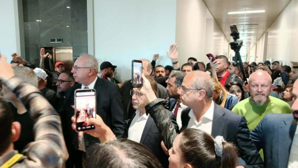 Genel grev sürerken göstericiler KKTC Meclis binasına girdi