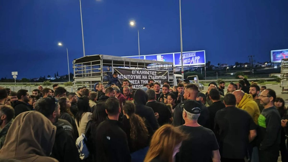 Rizoelia'da Çiftçiler Çadır ve Mangal Kurdu: Şap Hastalığı Protestosu Geceye Sardı