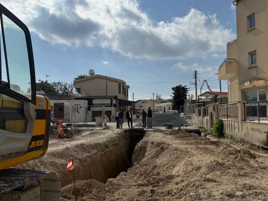Larnaka Belediye Başkanı Livadia'daki Makarios Caddesi yenileme çalışmalarını denetledi