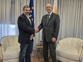 Maliye Bakanı Keravnos, görevden ayrılan Mali Konsey Başkanı Persianis'i övdü