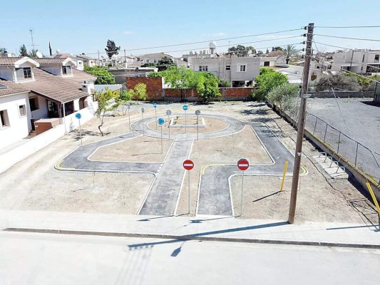 Athienou Belediyesi Çocuklara Trafik Kurallarını Öğretmek İçin Mini Yol Ağı Kurdu