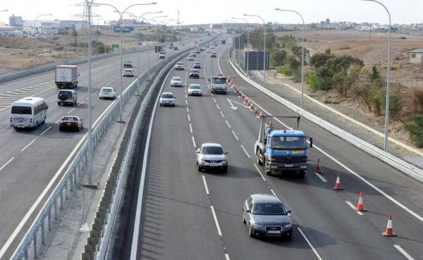 Kıbrıs'ın yeni akıllı yol tabelaları: Canlı trafik, kaza uyarıları ve yol çalışması bilgileri