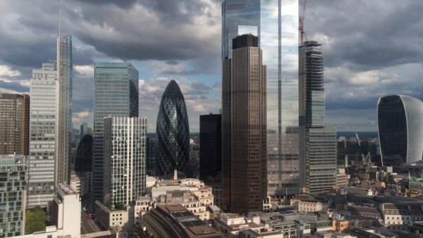 İngiltere Ekonomisi Şubat'ta Bir Yılın En Güçlü Büyümesini Kaydetti