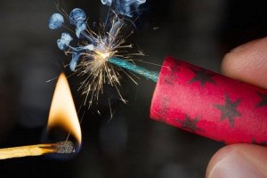 Larnaka'da 16 yaşındaki genç okulda patlayan maytapla yaralandı