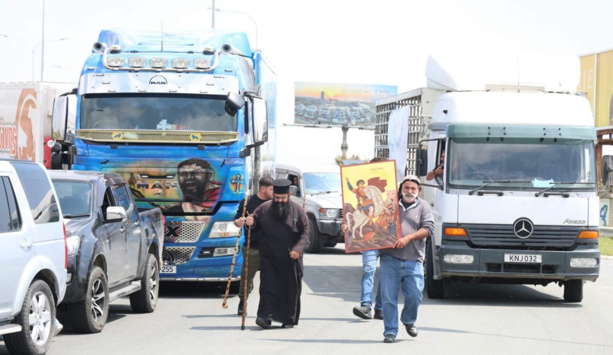 Çiftçiler şap hastalığı nedeniyle yapılan toplu itlaflara karşı protesto düzenledi