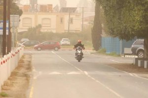 Kıbrıs'ı on yılda bir görülen toz fırtınası sardı: Dış mekan çalışmaları ve spor etkinlikleri durduruldu